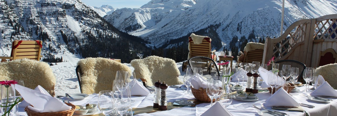 Hochzeitslocation: Hochzeitstafel auf unserer Sonnenterrasse - ein Wintertraum! - Hotel Goldener Berg & Alter Goldener Berg