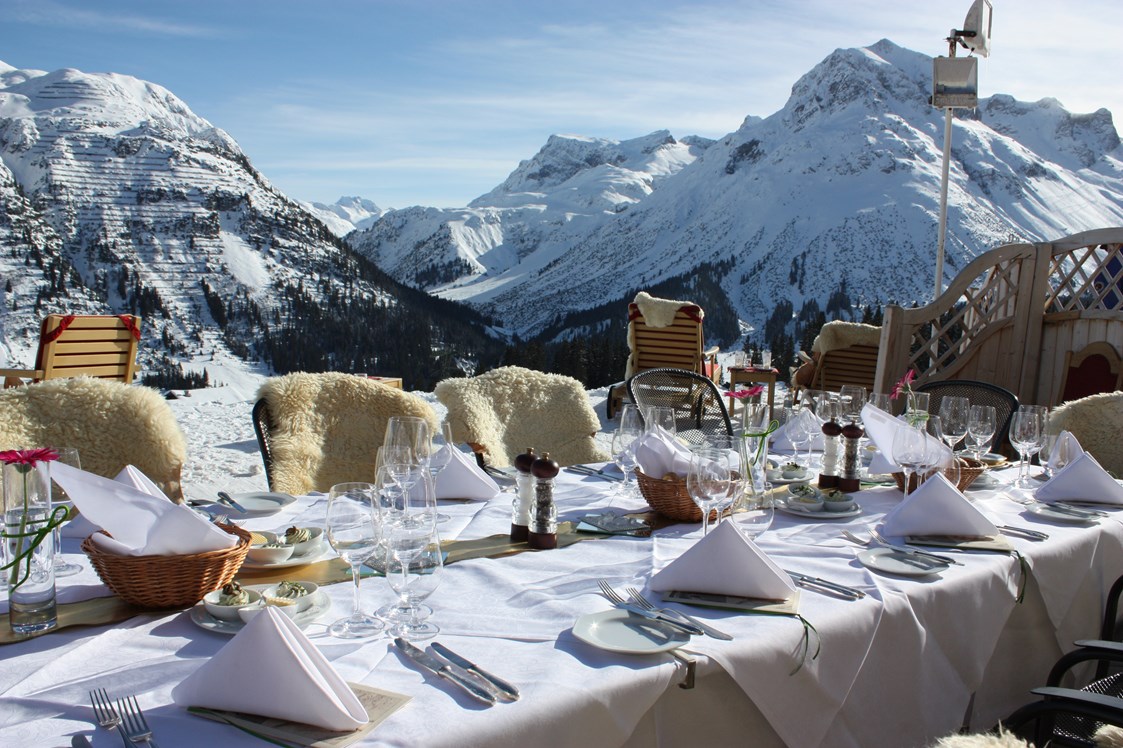 Hochzeitslocation: Hochzeitstafel auf unserer Sonnenterrasse - ein Wintertraum! - Hotel Goldener Berg & Alter Goldener Berg