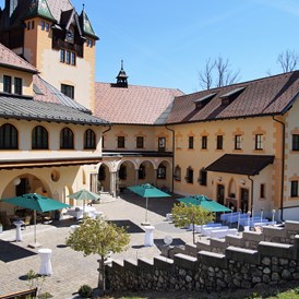 Hochzeitslocation: Trauung im Innenhof - Naturhotel Schloss Kassegg