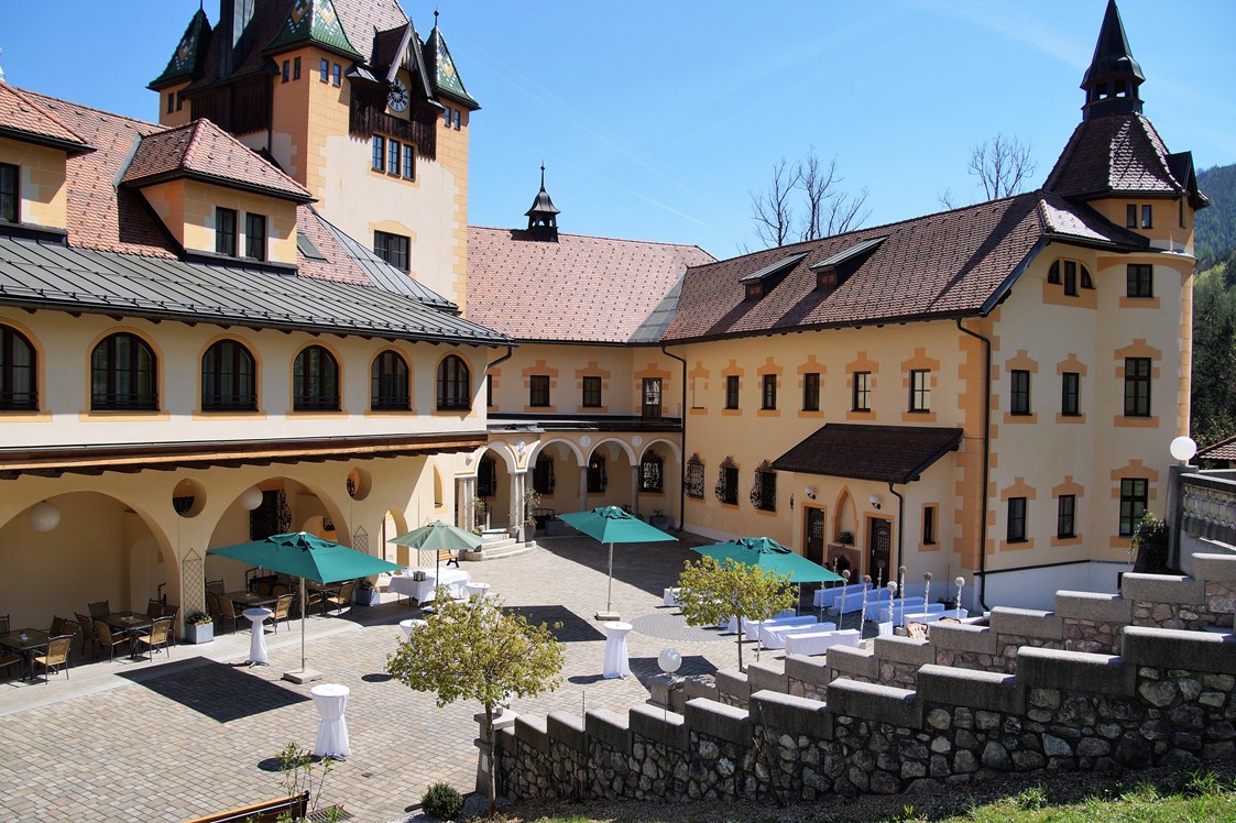 Hochzeitslocation: Trauung im Innenhof - Naturhotel Schloss Kassegg