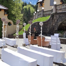Hochzeitslocation: Trauung vor dem Schlossbrunnen - Naturhotel Schloss Kassegg