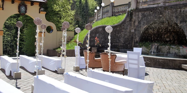 Destination-Wedding - Art der Location: Hotel / Chalet - Trauung vor dem Schlossbrunnen - Naturhotel Schloss Kassegg