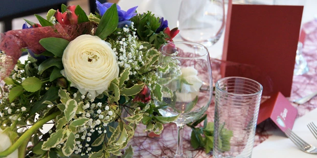 Destination-Wedding - Art der Location: Hotel / Chalet - Zauberhaftes Gedeck - Naturhotel Schloss Kassegg