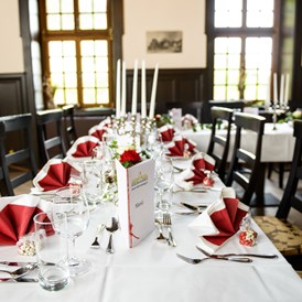 Hochzeitslocation: Liebevoll dekorierte Tische und kulinarische Köstlichkeiten schaffen den gebührenden Rahmen für Ihre Feier. 
 - Naturhotel Schloss Kassegg