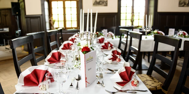 Destination-Wedding - Art der Location: Hotel / Chalet - Liebevoll dekorierte Tische und kulinarische Köstlichkeiten schaffen den gebührenden Rahmen für Ihre Feier. 
 - Naturhotel Schloss Kassegg