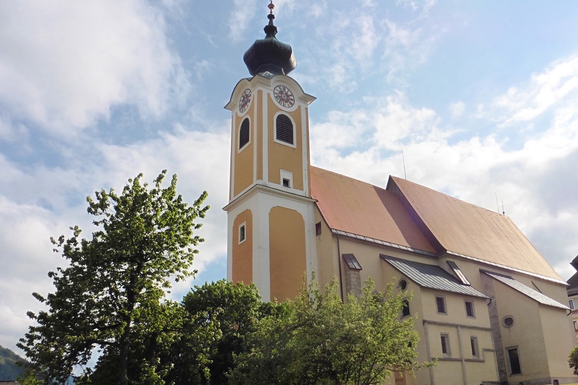 Hochzeitslocation: Kirchliche Trauung in der Pfarrkirche St. Gallen nur 5 km entfernt, Shuttle service möglich - Naturhotel Schloss Kassegg