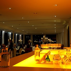 Hochzeitslocation: Festsaal und beleuchtete Bar  - ViCulinaris im Kolbergarten