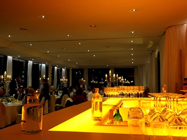 Hochzeitslocation: Festsaal und beleuchtete Bar  - ViCulinaris im Kolbergarten