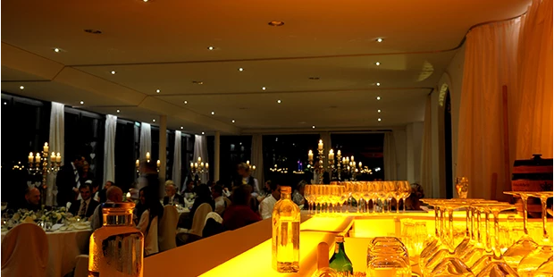 Destination-Wedding - Art der Location: Hotel / Chalet - Festsaal und beleuchtete Bar  - ViCulinaris im Kolbergarten