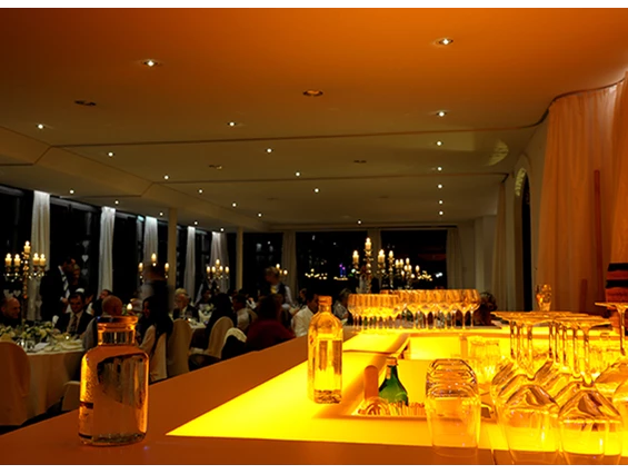 Hochzeitslocation: Festsaal und beleuchtete Bar  - ViCulinaris im Kolbergarten