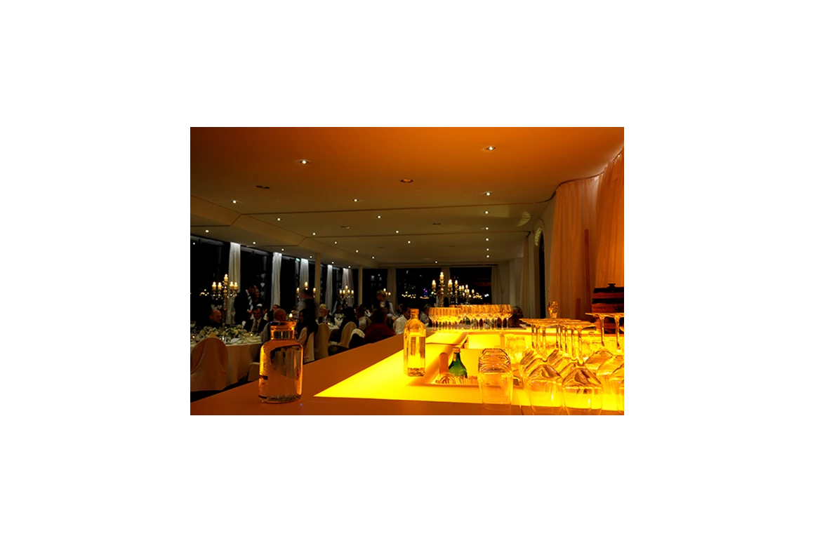 Hochzeitslocation: Festsaal und beleuchtete Bar  - ViCulinaris im Kolbergarten