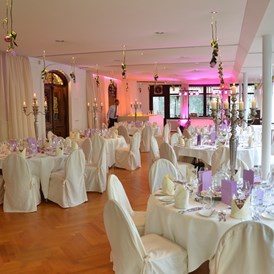 Hochzeitslocation: Festsaal mit hängender Dekoration - ViCulinaris im Kolbergarten
