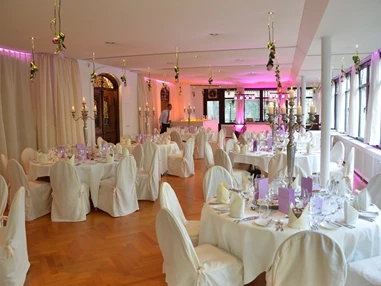 Hochzeitslocation: Festsaal mit hängender Dekoration - ViCulinaris im Kolbergarten