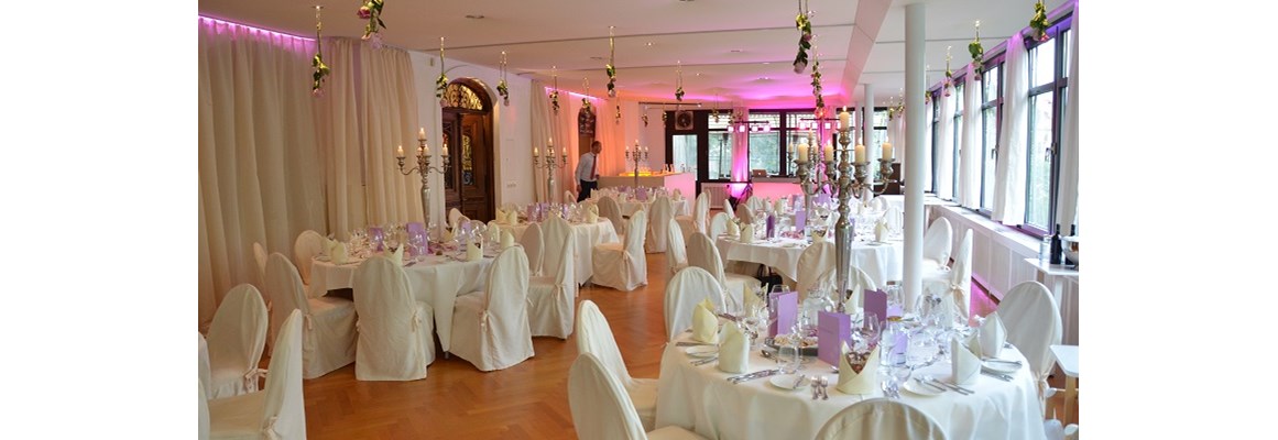 Hochzeitslocation: Festsaal mit hängender Dekoration - ViCulinaris im Kolbergarten