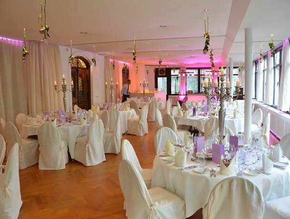 Hochzeitslocation: Festsaal mit hängender Dekoration - ViCulinaris im Kolbergarten
