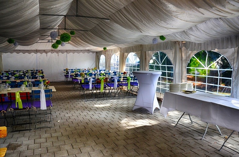 Hochzeitslocation: Festzelt für Kaffee und Kuchen - ViCulinaris im Kolbergarten