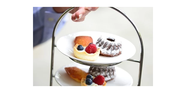 Destination-Wedding - Art der Location: Hotel / Chalet - Petit Fours hausgemacht - ViCulinaris im Kolbergarten
