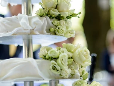 Hochzeitslocation: Hochzeitstorte - ViCulinaris im Kolbergarten