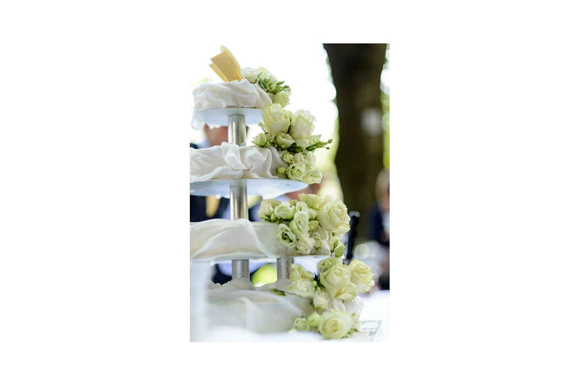 Hochzeitslocation: Hochzeitstorte - ViCulinaris im Kolbergarten