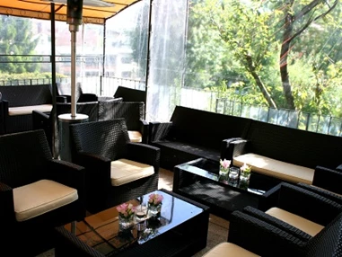 Hochzeitslocation: Lounge mit schwarzen Möbel - ViCulinaris im Kolbergarten