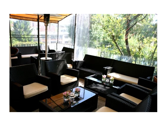 Hochzeitslocation: Lounge mit schwarzen Möbel - ViCulinaris im Kolbergarten