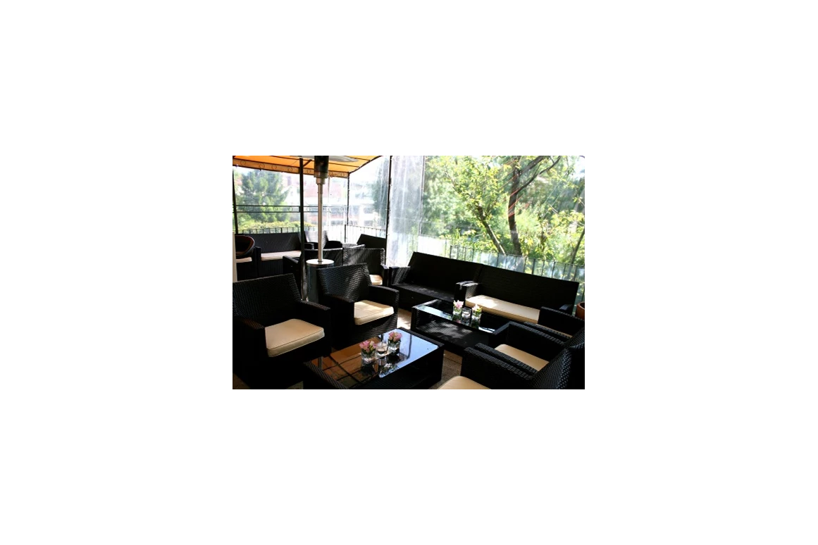 Hochzeitslocation: Lounge mit schwarzen Möbel - ViCulinaris im Kolbergarten