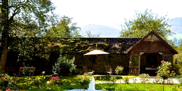 Destination-Wedding - Art der Location: Wiese / Feld / Wald / Strand - Energiebrunnen - Gut Schloss Lichtengraben  - romantisches Schloss exklusive mieten