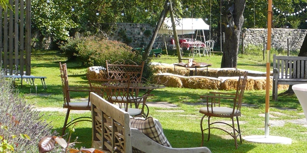 Destination-Wedding - Art der Location: Wiese / Feld / Wald / Strand - Feuerschale, Teakholzbänke, Sonnenschirme, Stehtische im Schlossgarten - Gut Schloss Lichtengraben  - romantisches Schloss exklusive mieten