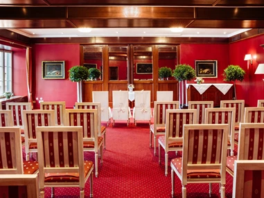 Hochzeitslocation: Roter Salon für die standesamtliche Trauung bei Schlechtwetter oder in der kälteren Jahreszeit.
Foto © Richard Schabetsberger  - Schloss Pichlarn