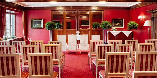 Destination-Wedding - Art der Location: Hotel / Chalet - Roter Salon für die standesamtliche Trauung bei Schlechtwetter oder in der kälteren Jahreszeit.
Foto © Richard Schabetsberger  - Schloss Pichlarn