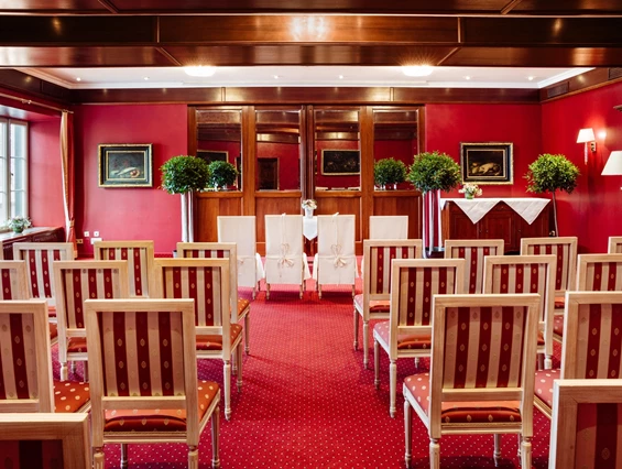 Hochzeitslocation: Roter Salon für die standesamtliche Trauung bei Schlechtwetter oder in der kälteren Jahreszeit.
Foto © Richard Schabetsberger  - Schloss Pichlarn