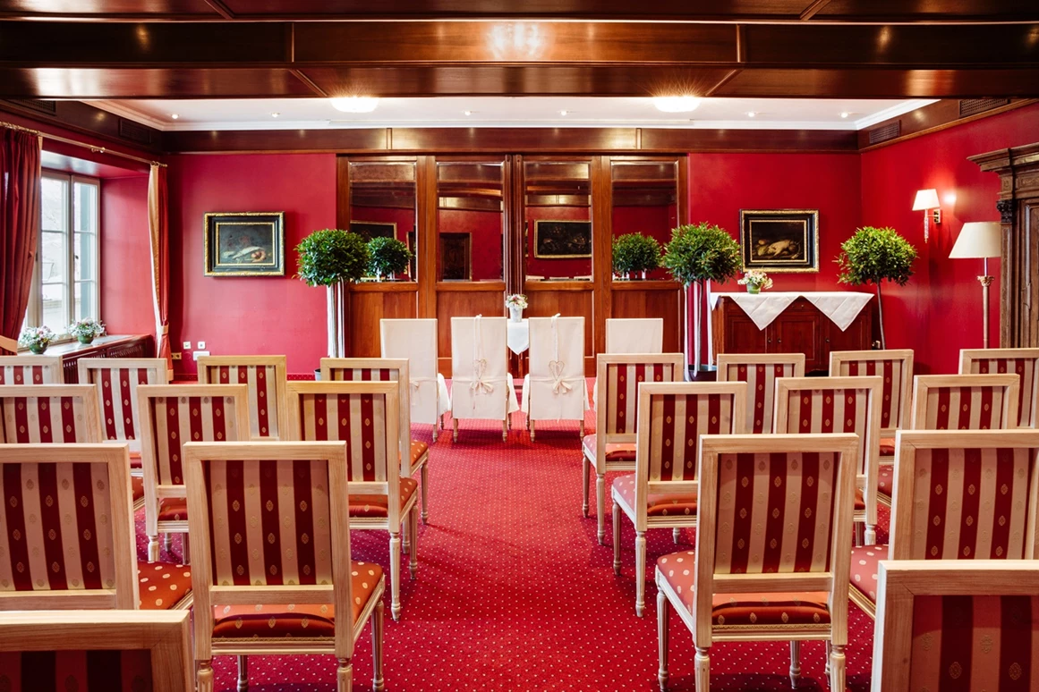 Hochzeitslocation: Roter Salon für die standesamtliche Trauung bei Schlechtwetter oder in der kälteren Jahreszeit.
Foto © Richard Schabetsberger  - Schloss Pichlarn