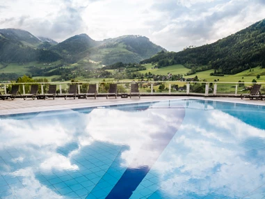 Hochzeitslocation: 4.500m² SPA mit beheiztem Außenpool.
Foto © Richard Schabetsberger  - Schloss Pichlarn