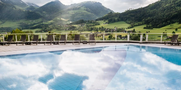 Destination-Wedding - Art der Location: Hotel / Chalet - 4.500m² SPA mit beheiztem Außenpool.
Foto © Richard Schabetsberger  - Schloss Pichlarn