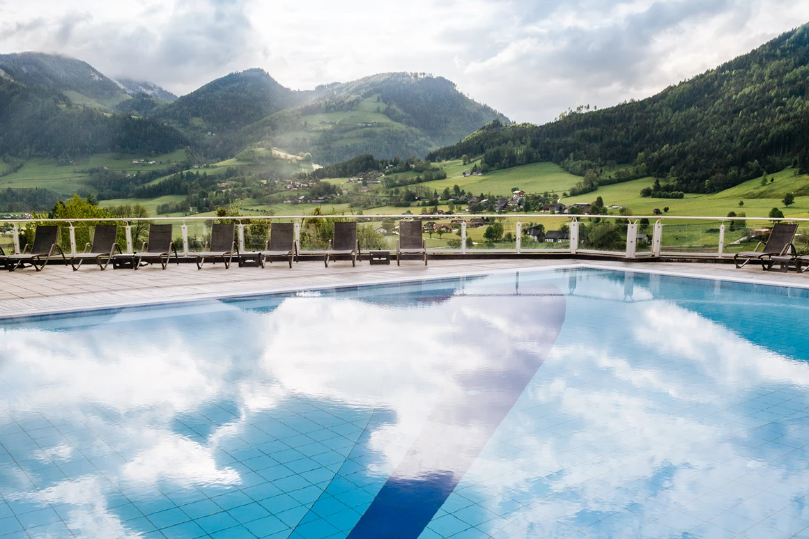 Hochzeitslocation: 4.500m² SPA mit beheiztem Außenpool.
Foto © Richard Schabetsberger  - Schloss Pichlarn