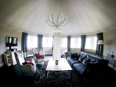 Hochzeitslocation: Getting ready in der Turmsuite Wohnraum des Romantik Hotel Schloss Pichlarn.
Foto © tanjaundjosef.at - Schloss Pichlarn