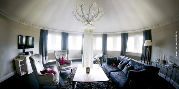 Destination-Wedding - Art der Location: Hotel / Chalet - Getting ready in der Turmsuite Wohnraum des Romantik Hotel Schloss Pichlarn.
Foto © tanjaundjosef.at - Schloss Pichlarn