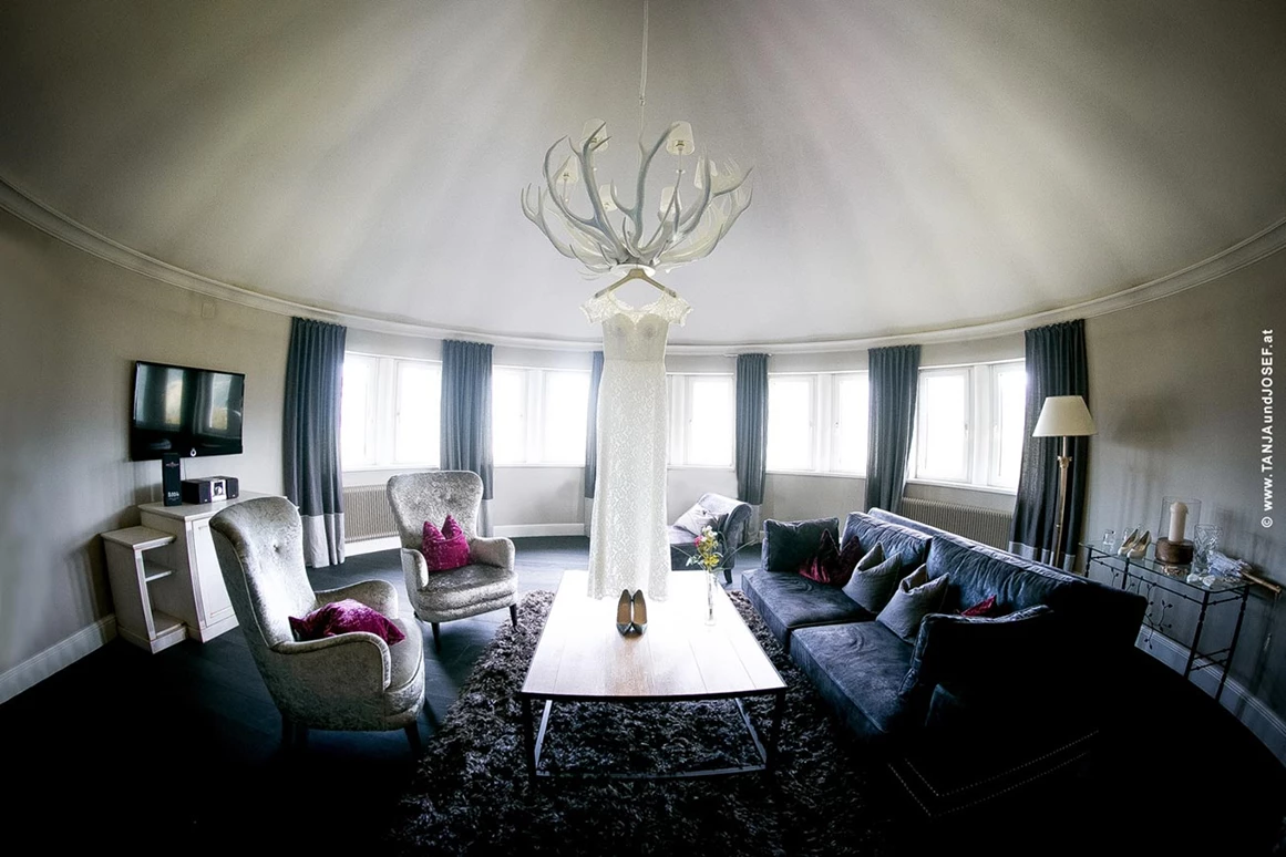 Hochzeitslocation: Getting ready in der Turmsuite Wohnraum des Romantik Hotel Schloss Pichlarn.
Foto © tanjaundjosef.at - Schloss Pichlarn