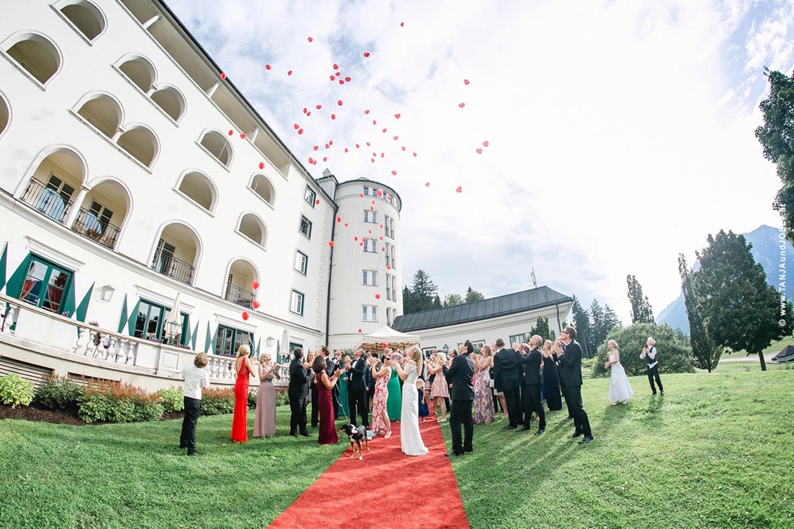 Hochzeitslocation: Agape im Park vor der Schlossterrasse.
Foto © tanjaundjosef.at - Schloss Pichlarn