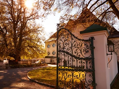Hochzeitslocation: Heiraten im Herbst - Schlosstor.
Foto © photoINstyle.at - Schloss Pichlarn