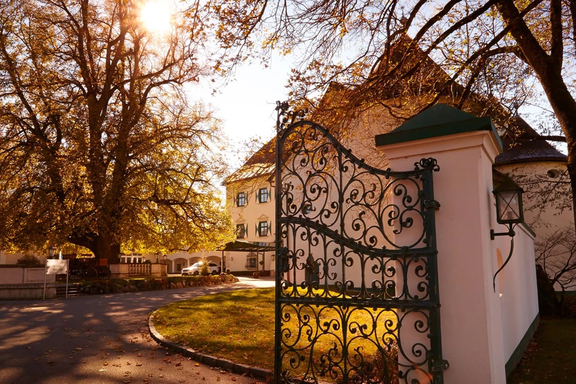 Hochzeitslocation: Heiraten im Herbst - Schlosstor.
Foto © photoINstyle.at - Schloss Pichlarn