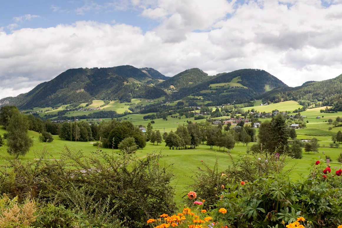 Hochzeitslocation: 18-Loch Golfplatz direkt am Hotel.
Foto © Romantik Hotel Schloss Pichlarn - Schloss Pichlarn