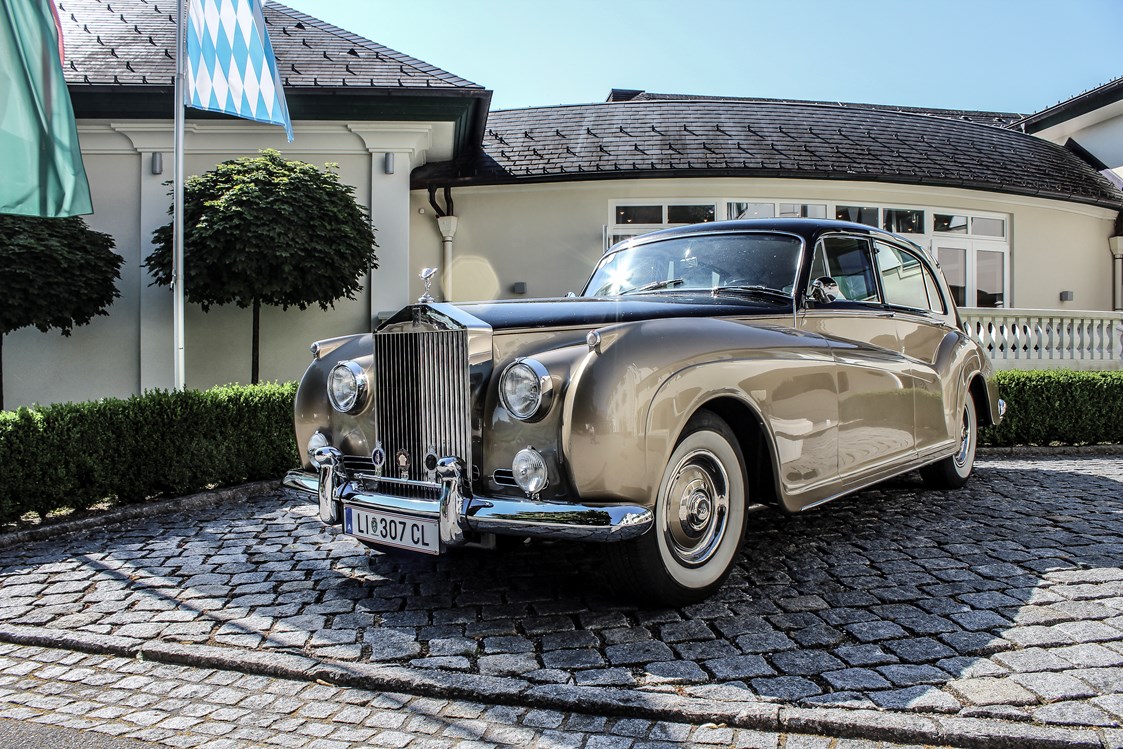 Hochzeitslocation: Fahrt zur Kirche im hauseigenen Oldtimer.
Foto © Romantik Hotel Schloss Pichlarn - Schloss Pichlarn