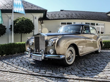 Hochzeitslocation: Fahrt zur Kirche im hauseigenen Oldtimer.
Foto © Romantik Hotel Schloss Pichlarn - Schloss Pichlarn