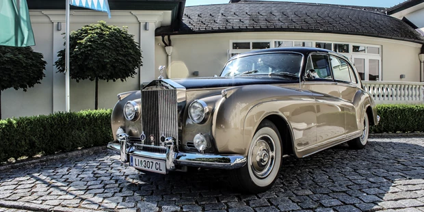 Destination-Wedding - Art der Location: Hotel / Chalet - Fahrt zur Kirche im hauseigenen Oldtimer.
Foto © Romantik Hotel Schloss Pichlarn - Schloss Pichlarn