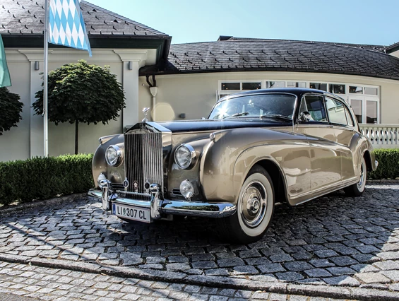Hochzeitslocation: Fahrt zur Kirche im hauseigenen Oldtimer.
Foto © Romantik Hotel Schloss Pichlarn - Schloss Pichlarn