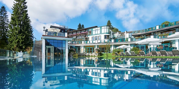 Destination-Wedding - Art der Location: Hotel / Chalet - Außenansicht Wasserwelt - Astoria Resort***** in Seefeld