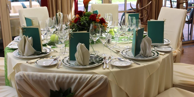 Destination-Wedding - Art der Location: Hotel / Chalet - Festlich gedeckte Tafel - Astoria Resort***** in Seefeld