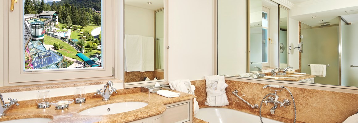 Hochzeitslocation: Astoria Doppelzimmer Karwendel Deluxe Badezimmer mit Ausblick - Astoria Resort***** in Seefeld