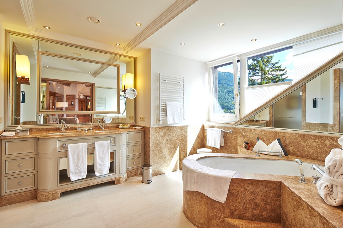 Hochzeitslocation: Astoria Panorama Suite Badezimmer mit Ausblick - Astoria Resort***** in Seefeld
